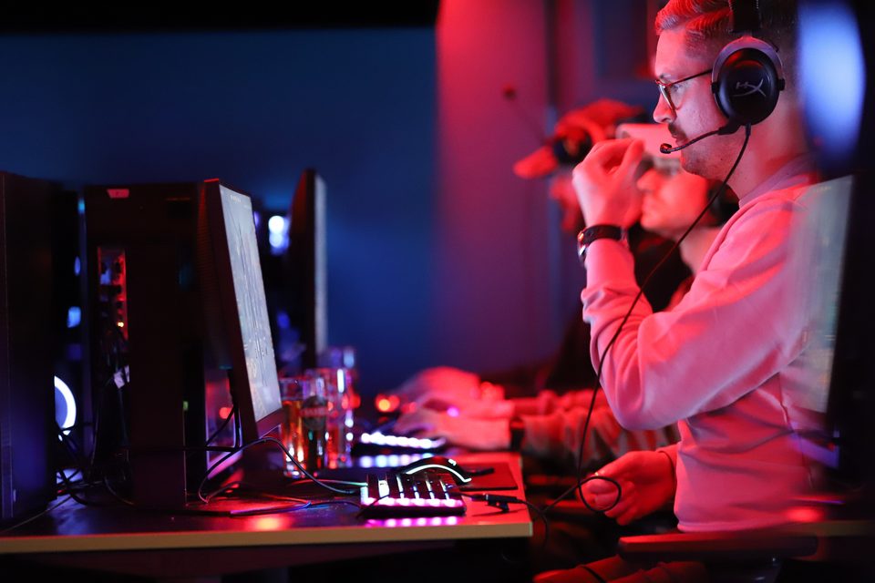 Spillere ved PC-ene under et arrangement hos Jotunheimen