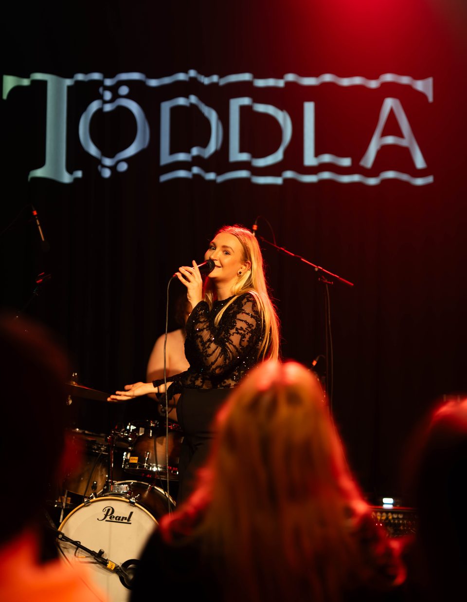 Vokalist i bandet Toddla på scenen